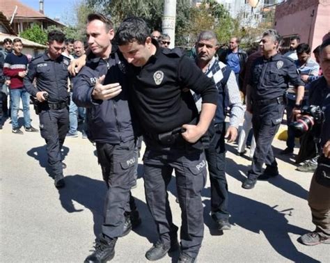 G­ü­r­ü­l­t­ü­ ­i­h­b­a­r­ı­n­a­ ­g­i­d­e­n­ ­p­o­l­i­s­i­ ­b­ı­ç­a­k­l­a­d­ı­l­a­r­ ­-­ ­Y­a­ş­a­m­ ­H­a­b­e­r­l­e­r­i­